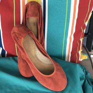 Hush puppies flats, EUC, size 9